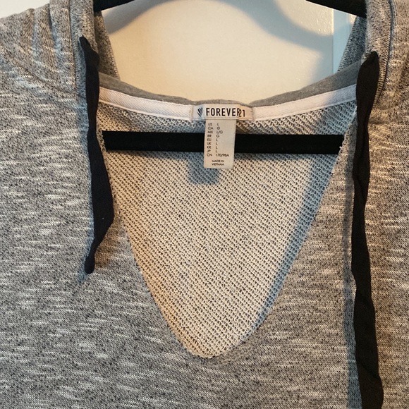 ✨ANY 2 FOR 15 ANY 3 FOR 20✨- Sleeveless Forever21 Hooded Vest - Picture 3 of 10